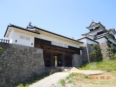 大子町から国道１１８を北上し、棚倉から国道２８９を西に向かい白河に到着。

震災で石垣が崩落し立入り禁止が続いていましたが、まさにこの日から入場が可能になりました。

「え？　入っていいんですか？」　「どうぞ！」