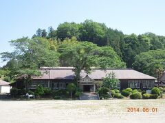 上岡小学校です。　ＣＭにも使われましたね。

私の通っていた小学校は、東京でしたがこのような木造でした。