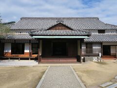 塩飽勤勤番所跡を見学（入場料200円）。1798年に建てられたもので、幕府の船方650人から選挙で選ばれた3人の年寄が政務を執った場所。織田信長や豊臣秀次、徳川家康の朱印状や大岡越前の裁判許書など貴重な文書が展示されています。