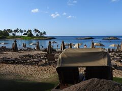 Aulani, A Disney Resort & Spaの前のラグーンと砂浜です。
朝でも砂浜を綺麗に成らしていません。
器械で砂を毎日均す処にいると、此の汚さが目につくようになります。

緯度:21.332405 経度:-158.12123833333 

アウラニ ディズニー リゾート アンド スパ