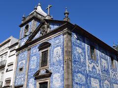 とりあえず、荷物をさっさと置いて出発です。
すでに4時過ぎでありますし。。。

トリンダーテ駅でメトロを乗り間違えて、ボリャオンへ
やってきてしまったので、予定外だが教会のアズレージョが
綺麗と評判のアルマス礼拝堂へ。

初めているアズレージョが綺麗のなんのって。