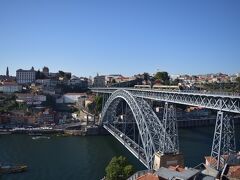 母が写真見て一番来たかった、ドンルイス一世橋です。

橋は思った以上に高いです(笑)

