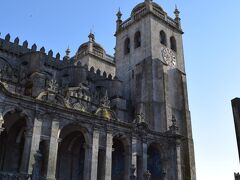 時間外なので入れませんがポルト大聖堂も外観だけ見ておきます。

明日来れない可能性もあるしね。