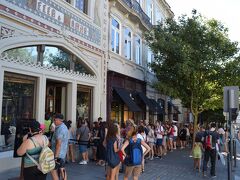 って景色を満喫したとこで、世界で美しい書店へ。
塔のすぐ近くですが・・・

凄い列。

そこまでして見るのもあれなので、列だけ撮って退散。