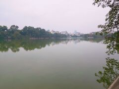 ホアンキエム(Hoan Kiem＝還剣)湖。

ベトナムが中国の明に支配されていた15世紀。農民出身の反乱指導者レ・ロイ(Le Loi＝黎利)が、湖の宝剣によって明の駆逐に成功した。ある日湖を散歩していると、神の使いである大亀が現れ、宝剣を持ち主の竜王に返すよう要求し、湖の底に持ち帰ったという伝説がある。