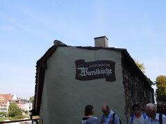 「歴史的ソーセージ屋」、“Historische Wurstkueche”。
昔、ドナウ川に石橋をかけるために働いた人たちに食事を提供していたそうだ。