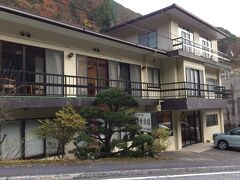 「清香旅館」　　本日の宿です

紅葉シーズンが終わった後の平日だったからか…

この日の客は我が家だけ

貸切でした
