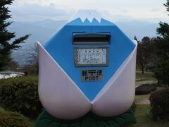 富士山と桃をかたどった郵便ポスト。
正式名所は「特殊郵便差出箱」といい、愛称「ピーチくん」で親しまれている。このポストに投函すると、桃型の「特製消印」が押される。

右後方に本物の富士山が薄っすらと見える。