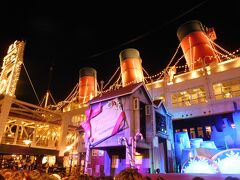 １７：５０

S.S.コロンビア号前にあるドックサイドステージにやって来ました。

クリスマスシーズン限定のテーブル・イズ・ウェイティングークリスマスキュイジーヌを観ようと思います。