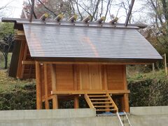 焼けてしまった
八雲神社

伊勢神宮の遷宮で出た廃材をもらい受け
再建中の工事現場を見て

（これまた森高千里の歌の中に出てくる神社です）