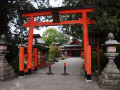日本三大稲荷のひとつとされる源九郎稲荷神社に参拝。
名前の由来は、源九郎義経を助けたという白狐の伝説から。