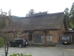 遊佐家隣接の板垣家住宅主屋．
1887(M20)年頃の建造，木造平屋建，北面切妻造，南面寄棟造，茅葺，国登録有形文化財．
この家は温泉旅館を営んでいる．
敷地奥の板倉(確認できず)も国登録有形文化財．