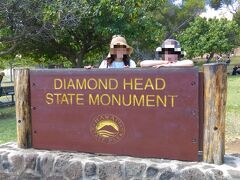 お約束の写真ですねー
実はこの旅行でやりたかったことの一つ
ダイヤモンドヘッド登頂でした
全員初めての経験
ワクワクです