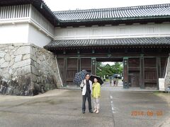 吉野ヶ里のレストランで、美味しくないチャンポンをいただいてから、佐賀城に向かいました。　

現存する鯱の門前で。