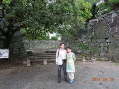 島原城から、一気に福岡城に向かいました。

福岡城の石垣をバックに記念撮影。