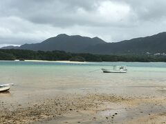 曇天で時々雨が降りますが、傘はさす必要はありませんでした。川平湾にきました。