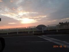 真夏の早朝柏を出発。

すぐに利根川を渡ります。　朝日丁度が昇るところでした。
