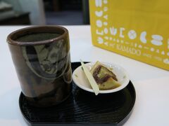 かまどでお土産のお菓子を買いました。お茶のサービスが嬉しい。