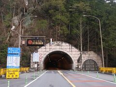 雁坂トンネルは全長6,625m。トンネル内で最も標高の高い地点は1,200m！