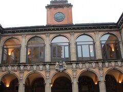 ヨーロッパ最古の大学、旧ボローニャ大学。

これがまた、大学っぽさがなくて、歴史を感じさせます。