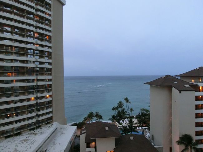 最終日の朝です。<br /><br />スーツケースに荷物を入れて、ドアの近くに置いておくと<br />勝手に空港まで運んでくれます。<br /><br />２時間前に空港に着くスケジュールになっているので、集合は<br />１０時。<br /><br />スーツケースは、８時に回収です。