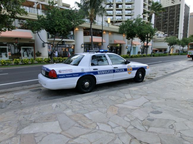 朝食のために、ワイキキをぶらぶらと歩きながら。<br /><br />ホノルル警察のパトカー。<br /><br />かっこよいので、毎回撮ってます。