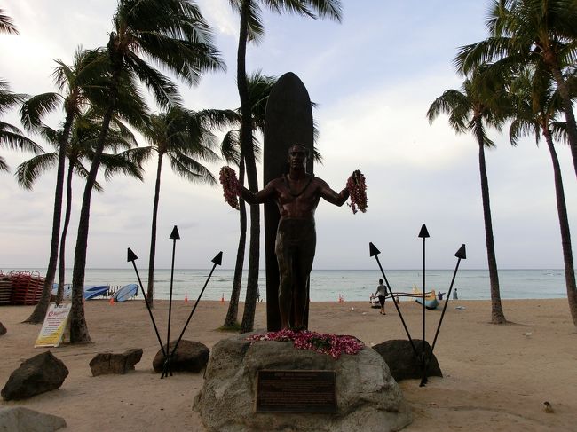 デューク・カハナモク像<br /><br />ハワイ観光の定番スポットです。<br /><br />朝なので、記念撮影している人はいませんでした。