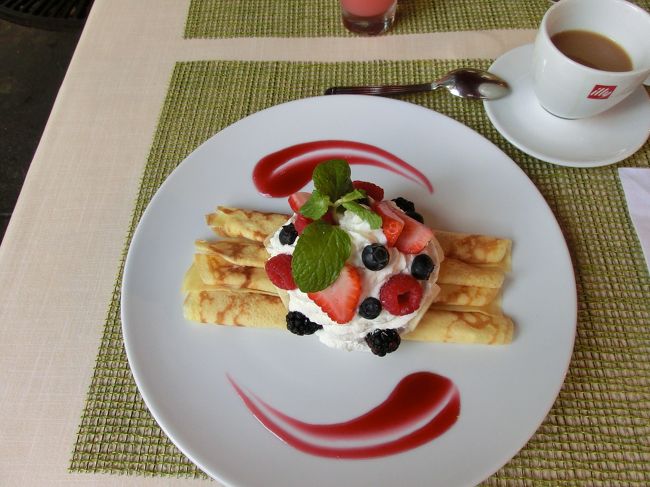 そして、アランチーノディマーレで朝食です。<br /><br />これは、クレープ。