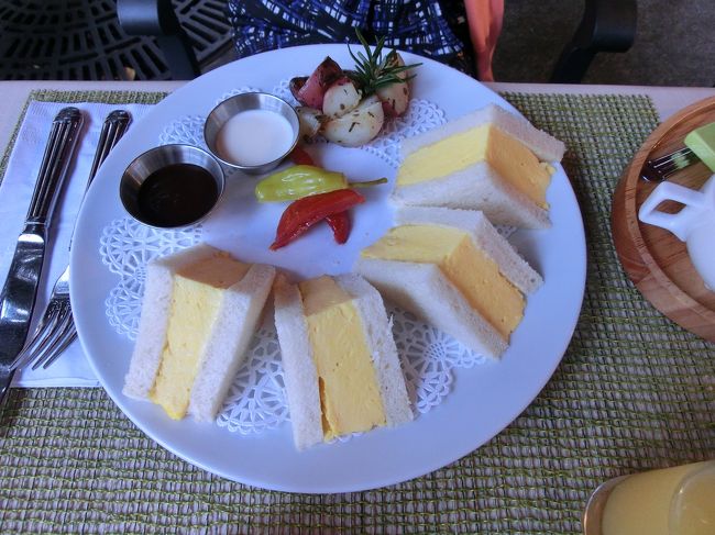 ふわふわ卵のサンドウィッチ。<br /><br />新しくできたメニューです。<br /><br />どちらも美味しかったです。<br /><br />ＪＣＢのクーポン利用で、ドリンクバー無料<br />ですが･･･以前と変わったのは、コーヒー、紅茶はドリンクバーに<br />入っておらず、別料金でした。<br />ドリンクバーは、ジュースのみ。