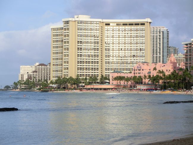 手前にピンクパレス（ロイヤルハワイアンホテル）<br /><br />そしてシェラトンワイキキ。<br /><br />何度見ても飽きない景色です。