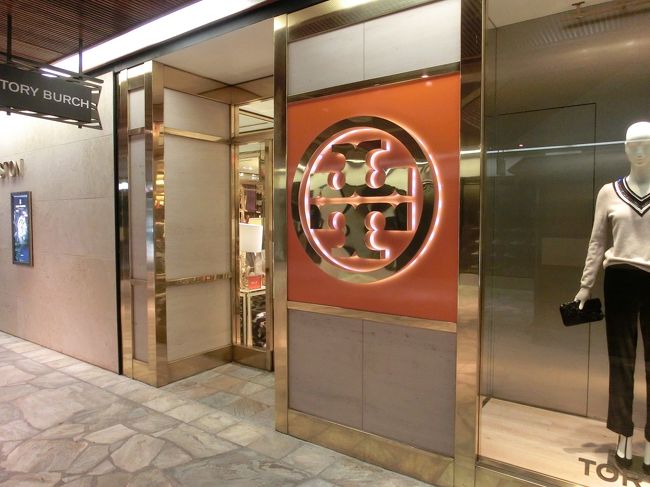 ロイヤルハワイアンショッピングセンターまで戻って<br />きました。<br /><br />今回は、寄りませんでしたが、トリーバーチ。