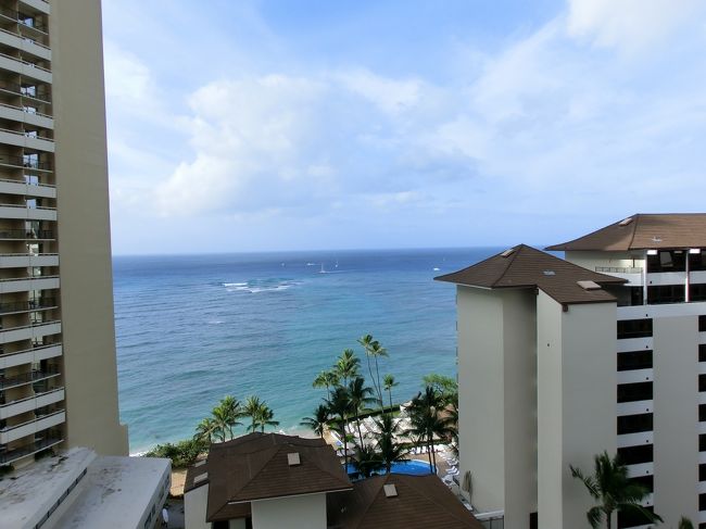 一旦、ホテルの部屋に戻り、荷物をもってチェックアウト。<br /><br />近ツリのラウンジに集合して、バスでホノルル空港まで。<br />バスを待っている時間が一番嫌な時間ですね･･･。