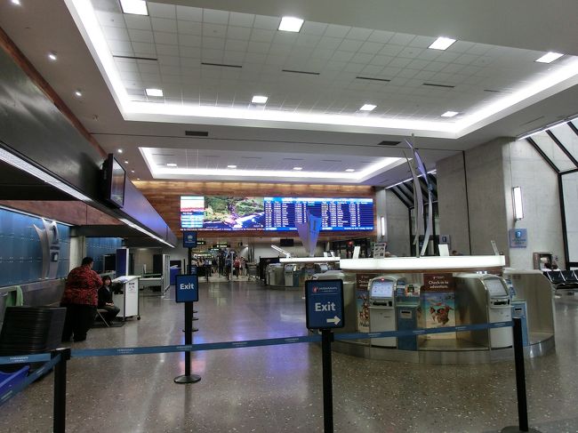 スーツケースを預けて、保安検査へ。<br /><br />と、ここで･･･「機内持ち込み荷物の中を見せてください。」と<br />「はいはい、どうぞ」と快くＯＫしたのですが･･･<br /><br />中から出てきたのは、メイシーズで購入した化粧水が３本。<br />げ？！何も考えずにスーツケースの重量オーバーだけを気にして<br />しまい、重い物を手荷物に入れてしまっていました･･･。<br /><br />「液体は機内持ち込みできませんよ。放棄しますか？」「え？？（汗）」<br />「いや～それは･･･」「じゃあこちらから出て、カウンターで預けてから、<br />もう一度保安検査をしてください」<br />...ということでひとまずは、ホッ。<br /><br />ハワイアン航空のカウンターで老齢の係員のおじさんを見つけて、<br />事情を説明すると、適当な段ボールを探してきてくれて梱包して<br />くれました･･･。<br /><br />　再度、保安検査に行くと、航空券には一度通ったサインが書いて<br />あるので、「ん？水かい？」と。「はい～（汗）」<br /><br />　ここまで、どっさり冷や汗かきました。。。<br /><br />　没収されなくて、ホッとしました。以後気を付けます。<br />