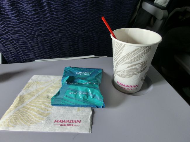 離陸してすぐに、軽食のナッツが配られます。