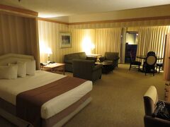 1:30にはわが家の定宿　Bally's Las Vegasに到着。

この時間なので並ばずにチェックイン出来るかと思ったら、同時刻にチェックインする人が10組ほど。
宿泊費はオファーで安い料金にしてもらっているものの5時間の滞在で1泊分の宿泊費＋リゾートフィーを払うのも残念。