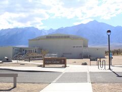 敷地内に入ると正面にVisitor Center（写真）があります。
表紙で使用した慰霊碑や収容建物跡はVisitor Centerの裏手にあります。

Manzanarは第二次世界大戦中に日系アメリカ人を収容した施設の一つで、アメリカ国内に全部で１０か所（他にはワイオミング州のハートマウンテンなど）ありました。ここManzanarには一番多い時には１万人以上が収容されていたようです。

まず、Visitor Centerを見学してから遺跡を回ることにしました。

