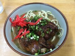 朝焼けはきれいだったのに、天気予報通り曇ってきました。
昨年素晴らしかった平久保崎にまた行きたかったけど、このお天気では寒いだけなので断念。

結局お昼ご飯を食べたらすぐに竹富島へ移動することにしました。
お昼ご飯は、明石食堂のソーキそば。

ここのソーキは本島も含めて私たち夫婦のNo. 1です！
とろっとろ。味の濃さも丁度良い。

朝ご飯たっぷり頂いたので、ソーキそば小で十分でした。
また食べたい！