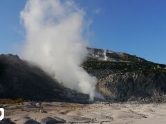 摩周湖から下ってまずは硫黄山。
これだけすっきり晴れているときれいな山が見える。