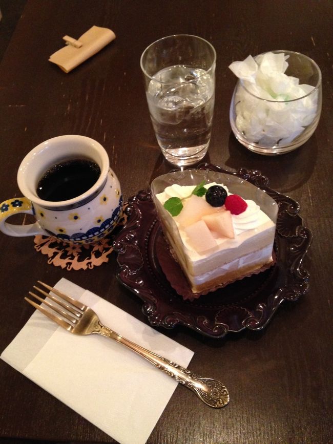 cafe Nicol.<br />夜8時まで開いてる貴重な夜カフェ。<br />こちらもまったりするには良い空気感。お皿はマルミツ製陶のソボカイ。カップはポーランド製。若い女の子が切り盛りしてます。