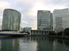 15時に横浜駅に集合。シーバスに乗るためにベイクォーターまで来たけど、まさかまさかの欠航で次の出港は16時…。
時間ももったいないので電車で移動することにしました。