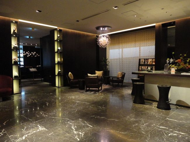 右側がコンシェルジュデスクのようです。<br />左奥がバー。