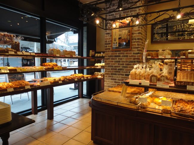 早朝だからか、パンの陳列に空きも見られましたが、おいしそうでした！<br />最終日だったら買って帰りたかったな♪