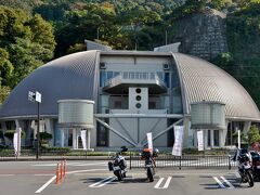 越前町観光案内所では越前がにミュージアム を見に行くことを奨められた。
どこですかと後ろを振り返ったら　大きなカニがいた。