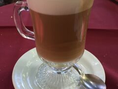 【コロニア（ウルグアイ）のレストラン】

仕上げは、Cafe com Leite。

やっぱ、ブラジルと.......コーヒーの飲み方が違う.....




....つづく.....