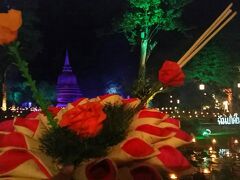 なんと娘は・・・私達と合流する前日に
2016『スコータイ・ロイクラトン＆キャンドル・フェスティバル』
スコータイのお祭りにも行ってきたようです。