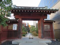 大巧寺

鎌倉市小町にある日蓮宗系の単立寺院。
大巧寺は別名「おんめさま」とも呼ばれ、安産祈願の寺として知られている。

本堂は現在改築中でした。