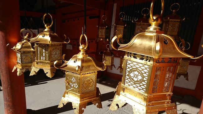 外には金色の灯篭も。