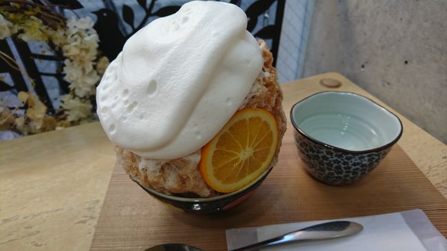 あ、このあたりってかき氷の『ほうせき箱』が近くだなと思い出し、お腹もいっぱいだけど覗いてみることに。多分すぐには食べられないから、その間に歩いてお腹を空かせようと言ってみるとさすが冬。空いてます。予約なしでも入れました。<br />頼んだのは「アッサムミルクエスプーマ」850円なり。エスプーマと一緒に食べたらミルクティ味。口に入れた瞬間に溶けて行きます。こんなにふわふわで変に後味に甘さの残らないスッキリしたかき氷は初めてです。人気があるのが頷けます。器のあたりにまで来るとほとんど氷がとけて冷たいミルクティになってました。<br />一緒についてくるのはお白湯。ですが寒い…！今度は夏に！