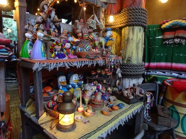 タワテラまでかなり時間があるので、ダックちゃんとグリ。<br />実は初めてだったりする！<br /><br />こんな置物がたくさんあるのねー。めっちゃ可愛い！