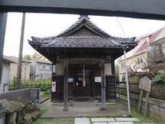 辻の薬師堂

鎌倉市大町にある仏堂。
小さな堂の中に薬師三尊像、十二神将像等が安置されている。